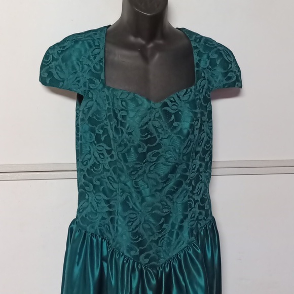 Formal emerald green dress size 15/16 - Picture 2 of 8